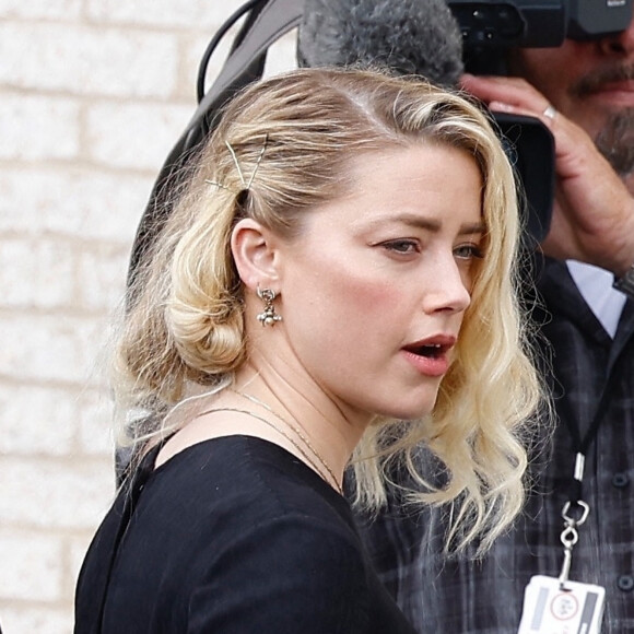 Amber Heard sort du tribunal, alors que le verdict du procès en diffamation qui l'oppose à Johnny Depp est tombé. Fairfax, le 1er juin 2022.