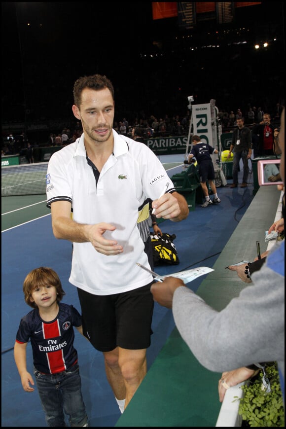 Michael Llodra et son fils Téo (3 ans) en 2010 - Tournoi de tennis de Paris-Bercy