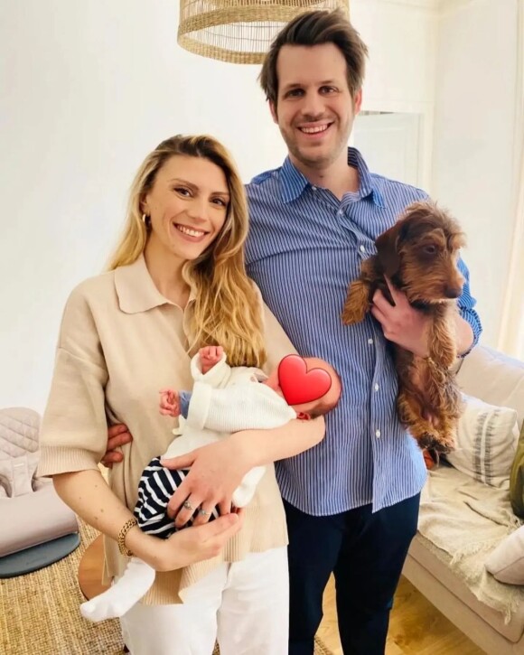 Alessandro Belmondo, sa compagne Méliné Ristiguian ainsi que leur enfant et leur chien. Publication Instagram du 17 avril 2022.