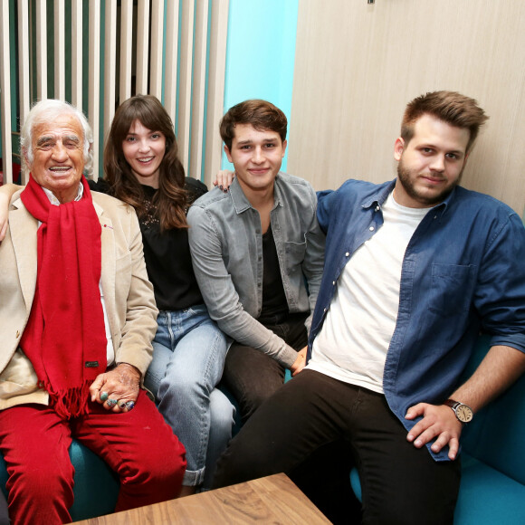 Jean-Paul Belmondo entouré de ses petits-enfants, Victor, Annabelle, Giacomo et Alessandro - A l'occasion du lancement de son nouveau livre "Mes recettes bonne humeur" (Editions du Cherche Midi). © Dominique Jacovides/Bestimage