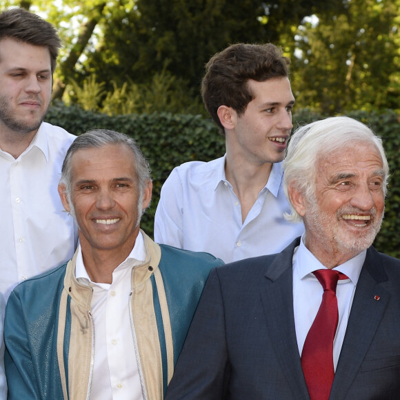 Paul Belmondo avec ses fils Alessandro et Victor, Annabelle Waters Belmondo, Jean-Paul Belmondo, la princesse Camilla de Bourbon des Deux-Siciles - à Boulogne-Billancourt le 13 avril 2015. 