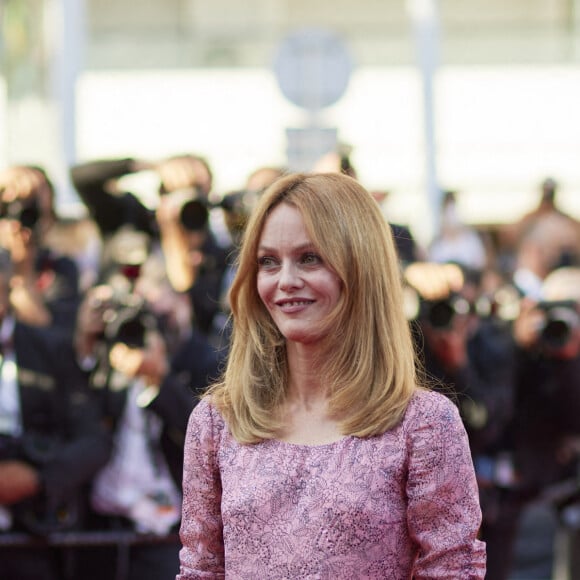 Vanessa Paradis - Montée des marches du film " De son vivant " lors du 74ème Festival International du Film de Cannes. Le 10 juillet 2021 © Borde-Jacovides-Moreau / Bestimage 