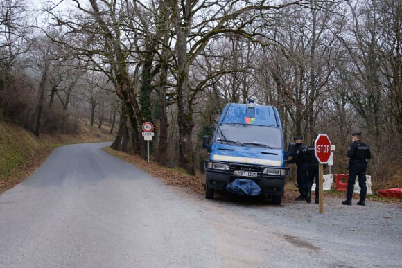 Les gendarmes bloquant l'accès de la forêt où ont lieu des recherches à Cagnac-les-Mines. L'infirmière Delphine Jubillar pourrait se trouver dans cette zone. 18 janvier 2022