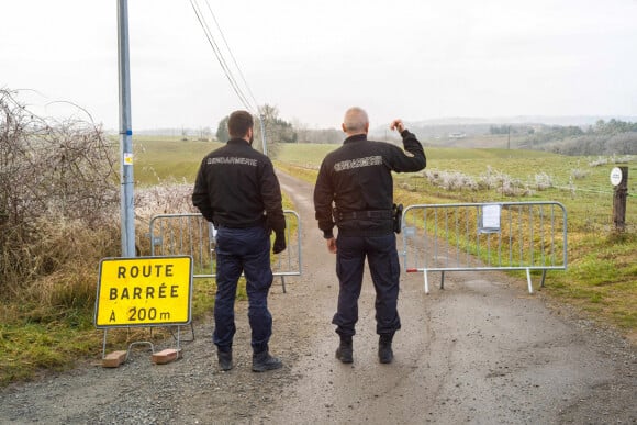 Des gendarmes à l'entrée d'une zone de recherches dans le cadre de la disparition de Delphine Jubillar le 17 janiver 2022.