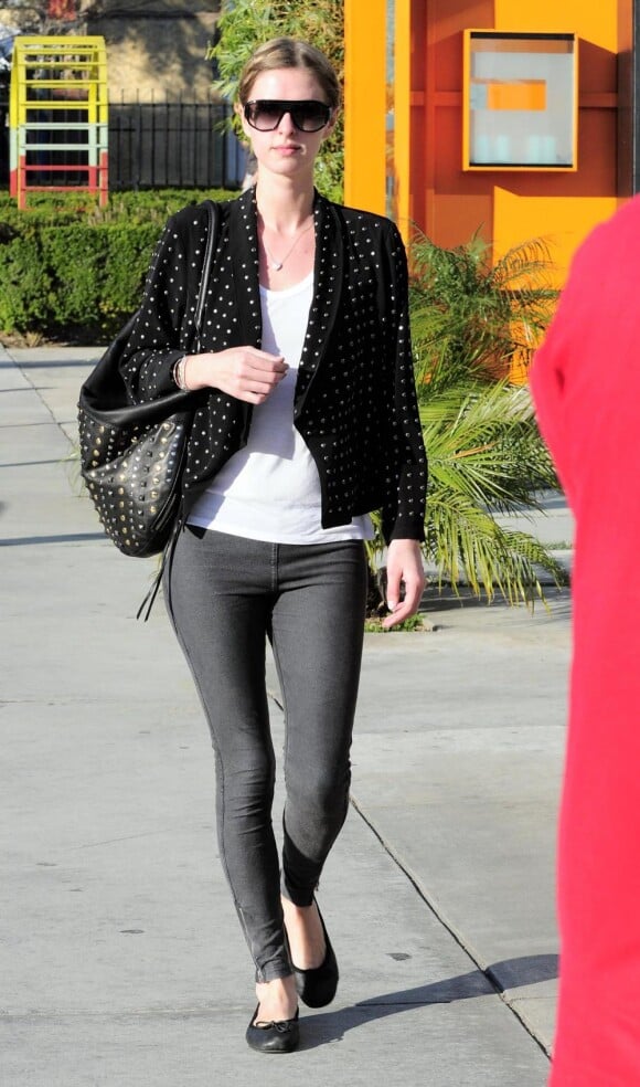 Nicky Hilton parfaite en look city-chic a adopté les clous du sac à la veste et elle a bien fait.
