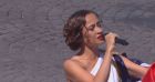 Candice Parise, ancienne candidate de "The Voice", chante lors du défilé du 14 juillet 2022