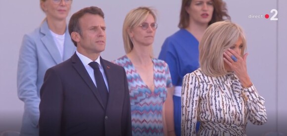 Candice Parise, aperçue dans "The Voice", chante pour Emmanuel et Brigitte Macron lors du défilé du 14 juillet 2022