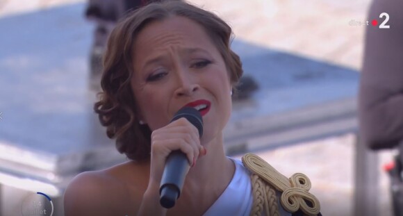 Candice Parise, aperçue dans "The Voice", chante pour Emmanuel et Brigitte Macron lors du défilé du 14 juillet 2022