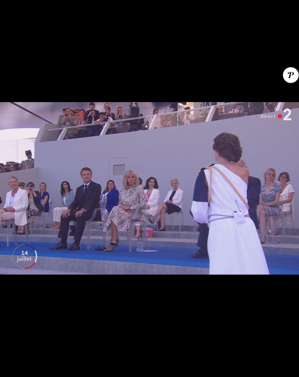 The Voice Une Ex candidate Fait Le Show Devant Emmanuel Et Brigitte the-voice-une-ex-candidate-fait-le-show-devant-emmanuel-et-brigitte