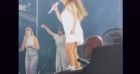 Amel Bent en robe pin-up et décolleté sexy lors d'un concert le 14 juillet 2022.