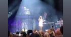 Amel Bent en robe pin-up et décolleté sexy lors d'un concert le 14 juillet 2022.
