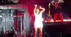 Amel Bent en robe pin-up et décolleté sexy lors d'un concert le 14 juillet 2022.