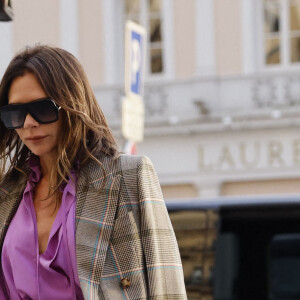 Victoria Beckham arrive à L'hotel La Réserve, après sa séance de shopping en marge de la Fashion Week de Paris, France, le 3 mars 2022. 