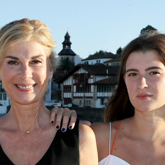 Semi-exclusif - Michèle Laroque présidente du jury et également réalisatrice et actrice de son film " Brillantissime" pose avec sa mère Doina, sa fille Oriane Deschamps et sa chienne Emy qui jouent dans le film, durant le 4ème Festival International du film de Saint-Jean-De-Luz le 7 Octobre 2017. © Patrick Bernard/Bestimage