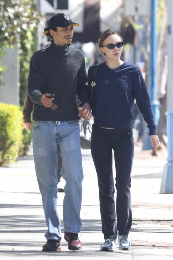 Exclusif - Lily-Rose Depp et son nouveau compagnon Yassine Stein vont prendre leur petit-déjeuner à West Hollywood le 7 mars 2022. 