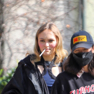 Exclusif - Lily-Rose Depp fait une pause cigarette lors du tournage de la série HBO "The Idol" à Los Angeles le 15 février 2022. 