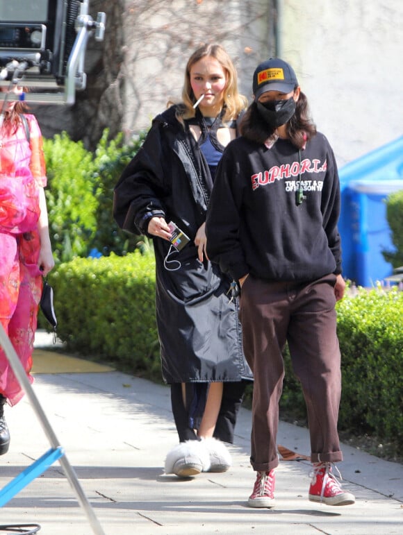 Exclusif - Lily-Rose Depp fait une pause cigarette lors du tournage de la série HBO "The Idol" à Los Angeles le 15 février 2022. 