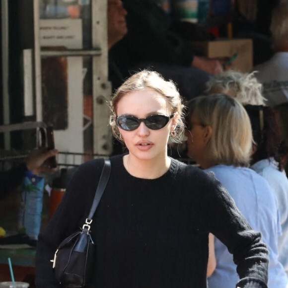 Exclusif - Lily-Rose Depp prend un verre avec une amie en terrasse d'un café à West Hollywood le 27 février 2022. 
