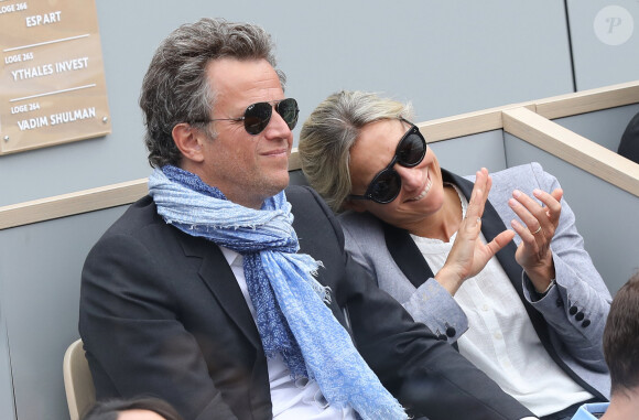 Anne-Sophie Lapix et son mari Arthur Sadoun - Célébrités dans les tribunes des internationaux de France de tennis de Roland Garros à Paris, France, le 9 juin 2019. © Jacovides-Moreau/Bestimage 