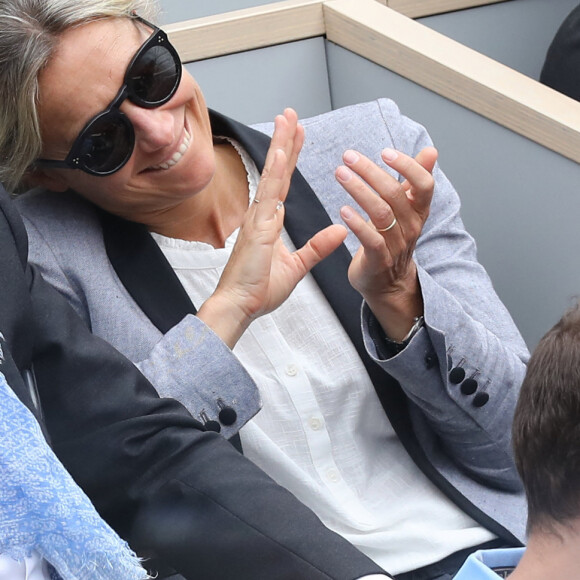 Anne-Sophie Lapix et son mari Arthur Sadoun - Célébrités dans les tribunes des internationaux de France de tennis de Roland Garros à Paris, France, le 9 juin 2019. © Jacovides-Moreau/Bestimage 