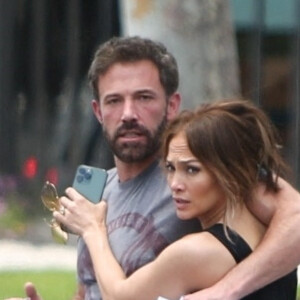Exclusif - Jennifer Lopez rend visite à son fiancé Ben Affleck sur le tournage d'un nouveau projet à Santa Monica le 22 juin 2022. 