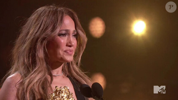 Jennifer Lopez émue aux larmes en recevant le trophée "Generation Award" aux MTV Movie & TV Awards à Santa Monica, le 5 juin 2022. 