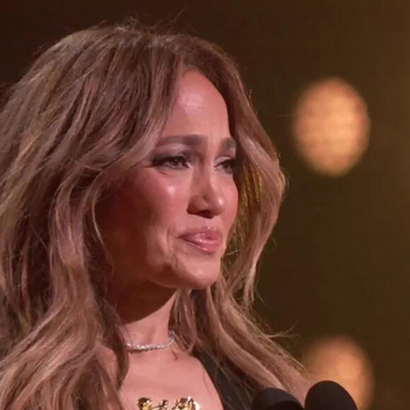 Jennifer Lopez émue aux larmes en recevant le trophée "Generation Award" aux MTV Movie & TV Awards à Santa Monica, le 5 juin 2022. 