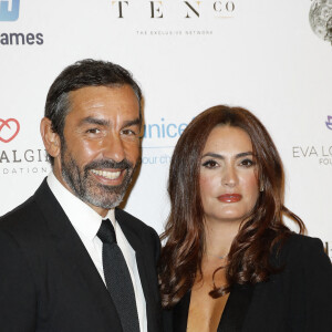 Robert Pires et sa femme Jessica - Photocall de la 10ème édition du "Global Gift Gala 2021" à l'hôtel Four Seasons Hotel George V à Paris le 30 octobre 2021. La fondatrice espagnole Maria Bravo réunit à Paris pour célébrer la 10ème édition anniversaire du Global Gift Gala : Eva Longoria, Gims, Amaury Nolasco et le philantropreneur Tural Mammadov La soirée de Gala se tient au légendaire Four Seasons Hotel George V le 30 octobre 2021 María Bravo, fondatrice et présidente du Global Gift Gala, continue sa quête de records à la recherche d'un monde plus juste, plus équitable, plus solidaire et dans lequel, les hauts profils de la société aident inconditionnellement les plus vulnérables. Pour cette dixième édition du Global Gift Gala, une marraine d'exception, l'actrice, réalisatrice et activiste nord-américaine internationalement reconnue, Eva Longoria. Un parrain engagé, Gims, ambassadeur de la nouvelle marque de café haut de gamme Lingui Yo, associée au Gala pour cet anniversaire, valorisant les valeurs communes entre la marque et le Global Gift Gala : respect de l'environnement et engagement fort sur le plan humanitaire en Afrique notamment. C'est comme ambassadeur de Lingui Yo et parrain de Global Gift Gala que Gims souhaite entre autres " financer l'éducation des jeunes en Afrique et l'accès à l'eau potable. Valoriser la production et le savoir-faire local ainsi que toutes les filières d'excellences africaines " dixit Gims. D'autres visages les plus connus de la scène internationale de la solidarité sont également présents : Chenoa, Amy Jackson, Amaury Nolasco, Gary Dourdan et le philantropreneur Tural Mammadov. La chanteuse Chenoa se verra également remettre l'Award du Global Gift Women Empowerment. À propos du Global Gift Gala : C'est l'événement philanthropique international et annuel qui propose une vente aux enchères en direct avec des expériences uniques que " l'argent ne peut pas acheter " ainsi que la présence de personnalités nationales et internationales, avec des performances en direct des artistes les plus admirés. © Marc Ausset Lacroix/Bestimage