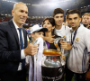 Zinedine Zidane soulève le trophée de la Ligue des Champions avec sa famille après la victoire du Real Madrid en finale de la compétition contre la Juventus de Turin le 3 juin 2017 à Cardiff.