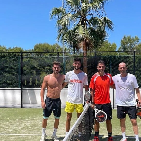 Zinedine Zidane et Robert Pirès affrontent Luca et Théo.