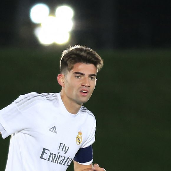 Enzo Zidane - Zinedine Zidane et sa femme Véronique encouragent leur fils Enzo lors d'un match de football du Real Madrid contre Rayo Majadahonda à Madrid le 16 janvier 2016