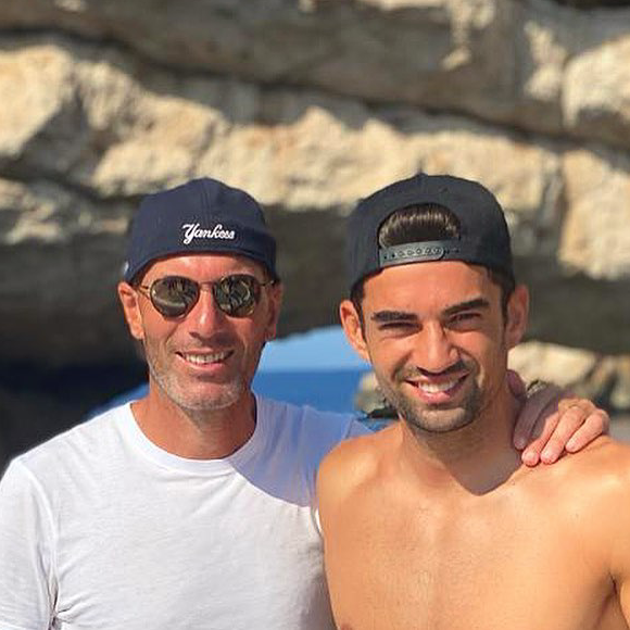Une nouveau chapitre pour Enzo Zidane ! Le fils de Zinedine Zidane s'est engagé au sein d'un nouveau club, en France.