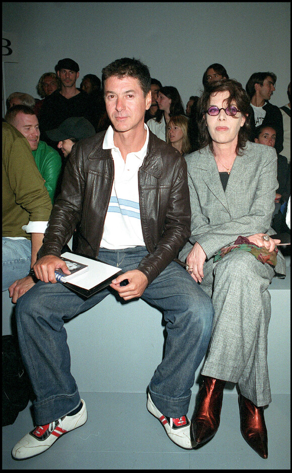 Etienne Daho et Dani - People au défilé de mode Christian Dior Homme - Prêt à porter été le 2 juillet 2002