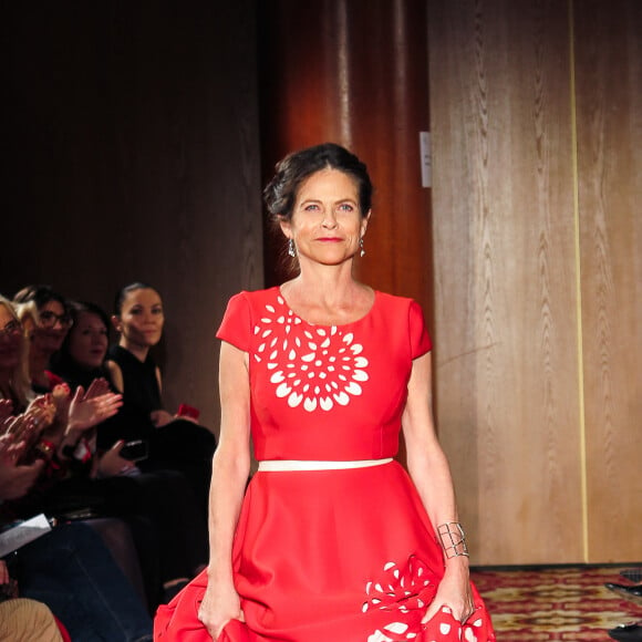 Charlotte Valandrey (robe Christophe Guillarmé) - Red défilé pour l'association "Sauvez le coeur des femmes" by Ajila à l'hôtel Marriott à Paris le 16 novembre 2018. " Sauvez le Coeur des Femmes " déroule son tapis rouge à l'occasion du " Red Défilé ". Cet événement incontournable est l'occasion d'inviter des entreprises, des femmes d'influence et les media à se parer de rouge et défiler pour alerter et sensibiliser le plus grand nombre de personnes aux maladies cardiovasculaires chez la femme. © Christophe Guillarmé via Bestimage