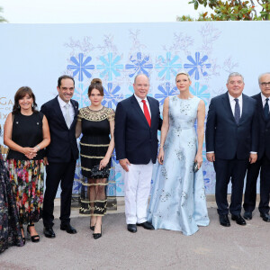 Imany, guest, Camille Gottlieb, le prince Albert II de Monaco, la princesse Charlène de Monaco, Pierre Dartout, le ministre d'Etat de la Principauté de Monaco, guest, Adriana Karembeu - 73ème Gala de la Croix-Rouge Monégasque qui avait lieu pour la première fois sur les Terrasses du Soleil, entre la façade magistrale de l'Opéra Garnier Monte-Carlo et la mer Méditerrannée à Monaco le 18 juillet 2022. © Dominique Jacovides/Bestimage 