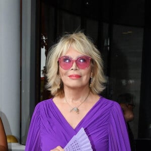 Amanda Lear à la sortie de l'hôtel Barrière "Le Majestic" lors du 75ème Festival International du Film de Cannes, le 22 mai 2022. 