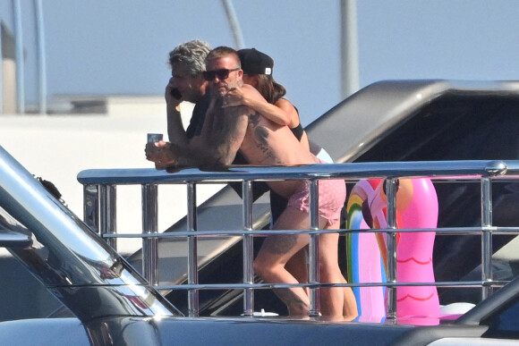 Semi-exclusif -David Beckham, sa femme Victoria et leurs enfants, Harper et Cruz avec sa compagne Tana Holding en vacances sur leur Yacht à Saint-Tropez le 22 juillet 2022. 