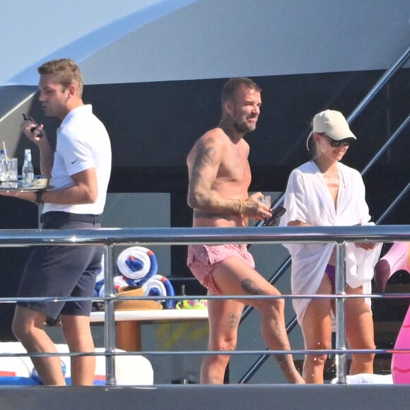 Semi-exclusif - David Beckham, sa femme Victoria et leurs enfants, Harper et Cruz avec sa compagne Tana Holding en vacances sur leur Yacht à Saint-Tropez le 22 juillet 2022. 