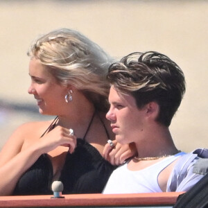 Semi-exclusif -  David Beckham, sa femme Victoria et leurs enfants, Harper et Cruz avec sa compagne Tana Holding en vacances sur leur Yacht à Saint-Tropez le 22 juillet 2022. 