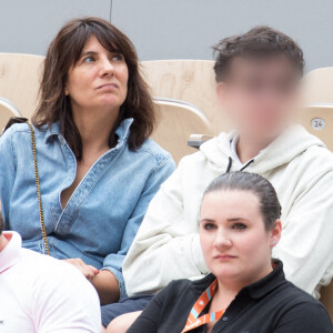 Estelle Denis et son fils Merlin Domenech - People des les tribunes des Internationaux de France de Tennis de Roland Garros 2022 - Jour 1. à Paris le 22 mai 2022. 