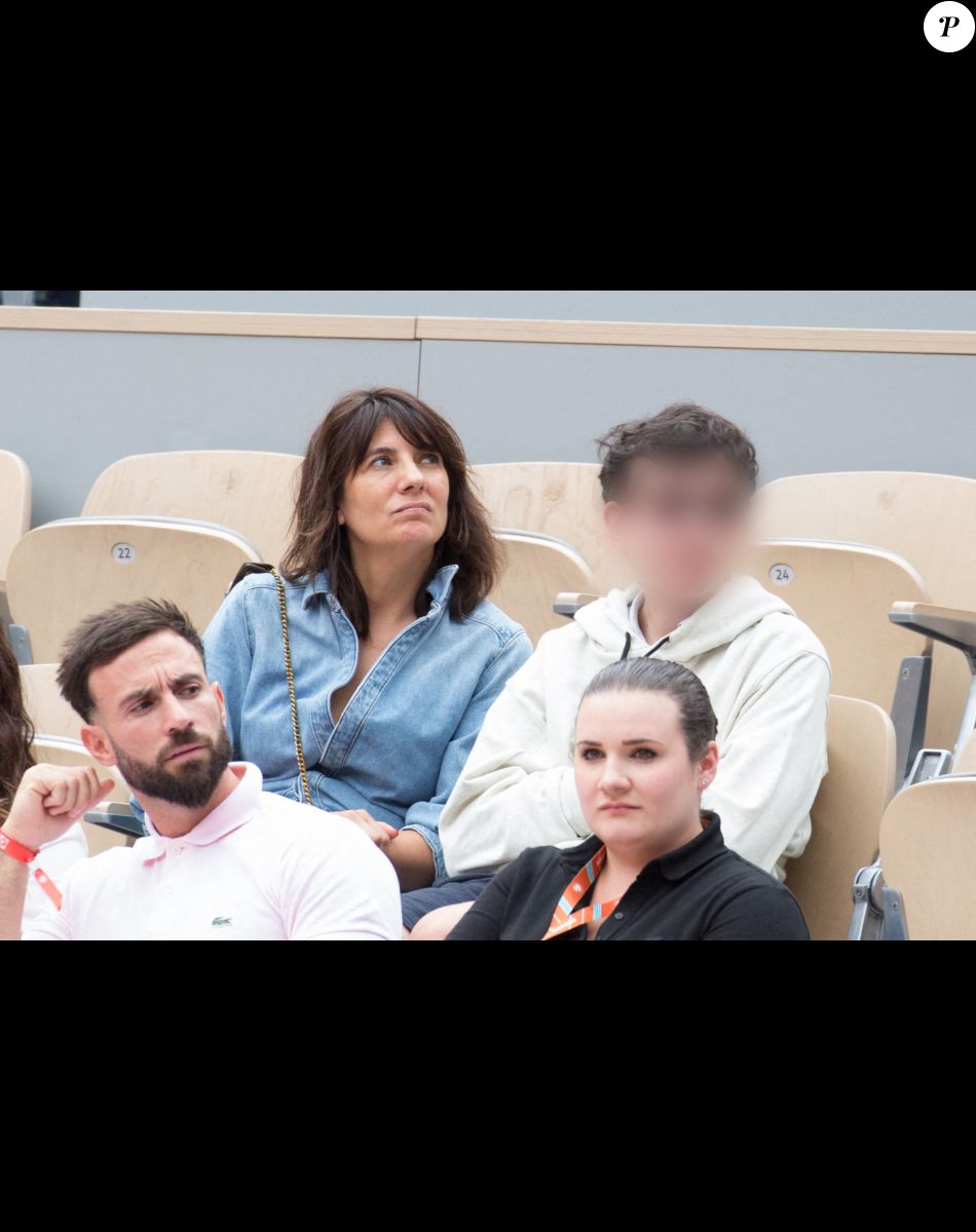 Estelle Denis et son fils Merlin Domenech - People des les tribunes des Internationaux de France de Tennis de Roland Garros 2022 - Jour 1. à Paris le 22 mai 2022.