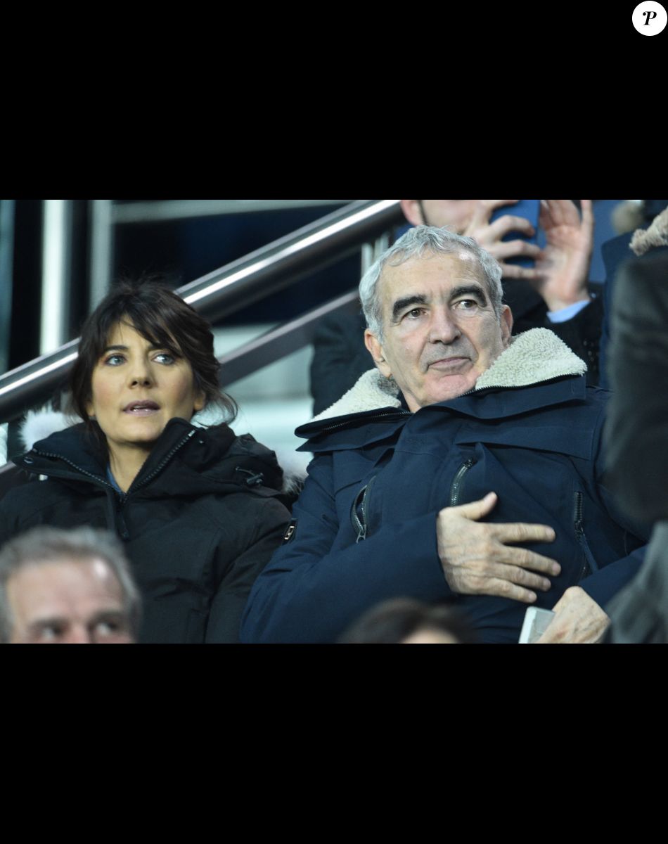 Estelle Denis et son compagnon Raymond Domenech dans les tribunes lors du match de quart de finale de la Coupe de Ligue opposant le Paris Saint-Germain à l'AS Saint-Etienne au Parc des Princes à Paris, France, le 8 janvier 2020. le PSG a gagné 6-1. © Giancarlo Gorassini/Bestimage