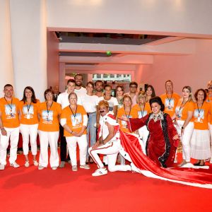 Exclusif - Louis Ducruet, Maxime Giaccardi, Pauline Ducruet, Nicolas Suissa, la princesse Stéphanie de Monaco, Camille Gottlieb, Médy Anthony et Marie Ducruet, avec les bénévoles de l'association durant la traditionnelle soirée d'été de Fight Aids Monaco au Sporting Club de Monaco, le 23 juillet 2022 © Bruno Bebert/Bestimage