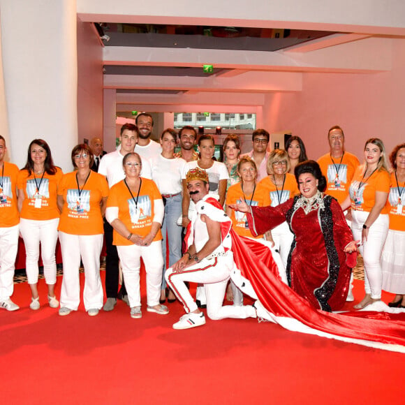 Exclusif - Louis Ducruet, Maxime Giaccardi, Pauline Ducruet, Nicolas Suissa, la princesse Stéphanie de Monaco, Camille Gottlieb, Médy Anthony et Marie Ducruet, avec les bénévoles de l'association durant la traditionnelle soirée d'été de Fight Aids Monaco au Sporting Club de Monaco, le 23 juillet 2022 © Bruno Bebert/Bestimage