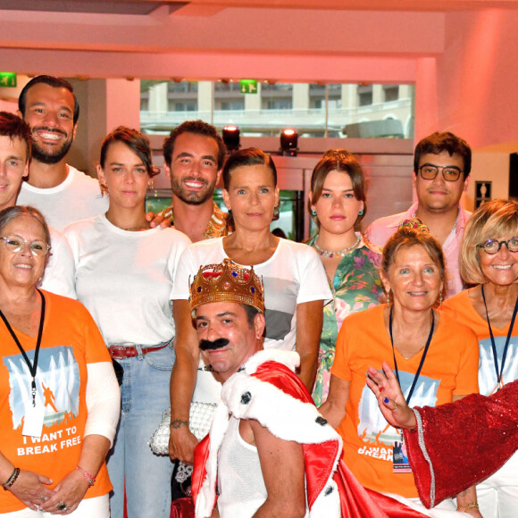 Exclusif - Louis Ducruet, Maxime Giaccardi, Pauline Ducruet, Nicolas Suissa, la princesse Stéphanie de Monaco, Camille Gottlieb, Médy Anthony et Marie Ducruet, avec les bénévoles de l'association durant la traditionnelle soirée d'été de Fight Aids Monaco au Sporting Club de Monaco, le 23 juillet 2022 © Bruno Bebert/Bestimage
