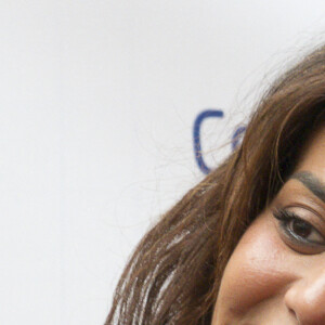 La chanteuse Amel Bent venue rencontrer son public pour dédicacer son album et faire des selfies avec ses fans au centre commercial confluence à Lyon le 30 octobre 2021. © Sandrine Thesillat/Panoramic/Bestimage