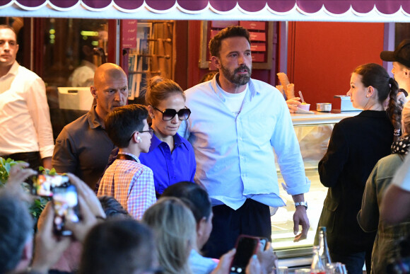 Semi-exclusif - Ben Affleck et sa femme Jennifer Lopez et leurs enfants respectifs Seraphina, Violet, Maximilian et Emme sont allés dîner dans la brasserie Lipp avant d'aller déguster une glace chez Bertillon à Paris le 25 juillet 2022