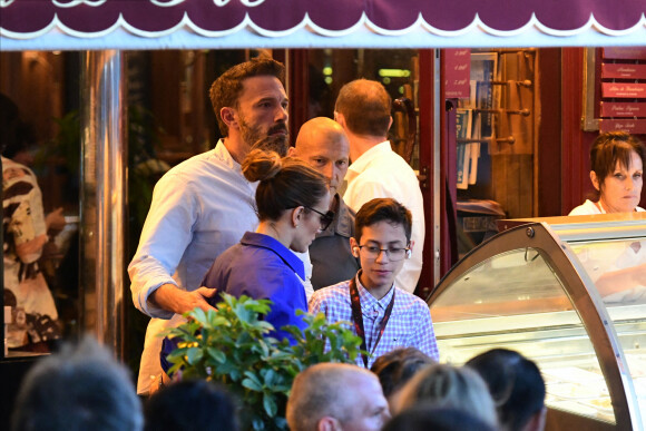 Semi-exclusif - Ben Affleck et sa femme Jennifer Lopez et leurs enfants respectifs Seraphina, Violet, Maximilian et Emme sont allés dîner dans la brasserie Lipp avant d'aller déguster une glace chez Bertillon à Paris.