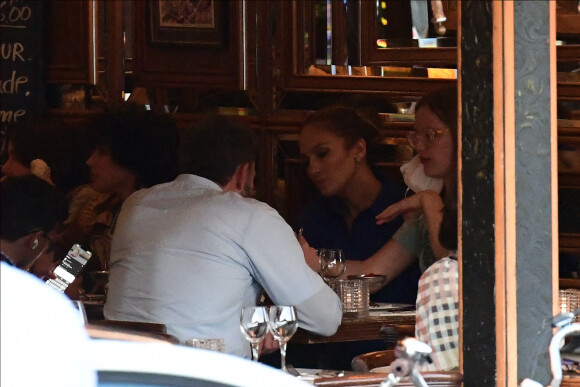 Semi-exclusif - Ben Affleck et sa femme Jennifer Lopez et leurs enfants respectifs Seraphina, Violet, Maximilian et Emme sont allés dîner dans la brasserie Lipp avant d'aller déguster une glace chez Bertillon à Paris le 25 juillet 2022