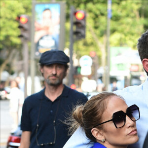 Semi-Exclusif - Ben Affleck et sa femme Jennifer Lopez ont visité le musée de l'Orangerie avec leurs enfants respectifs Seraphina, Violet, Maximilian et Emme lors de leur lune de miel à Paris, le 25 juillet 2022.